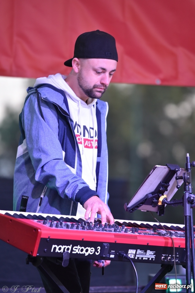 Zdjęcie w galerii na portalu naszraciborz.pl: Jest najlepiej! Znane hity na finał jarmarku wiadomości z regionu