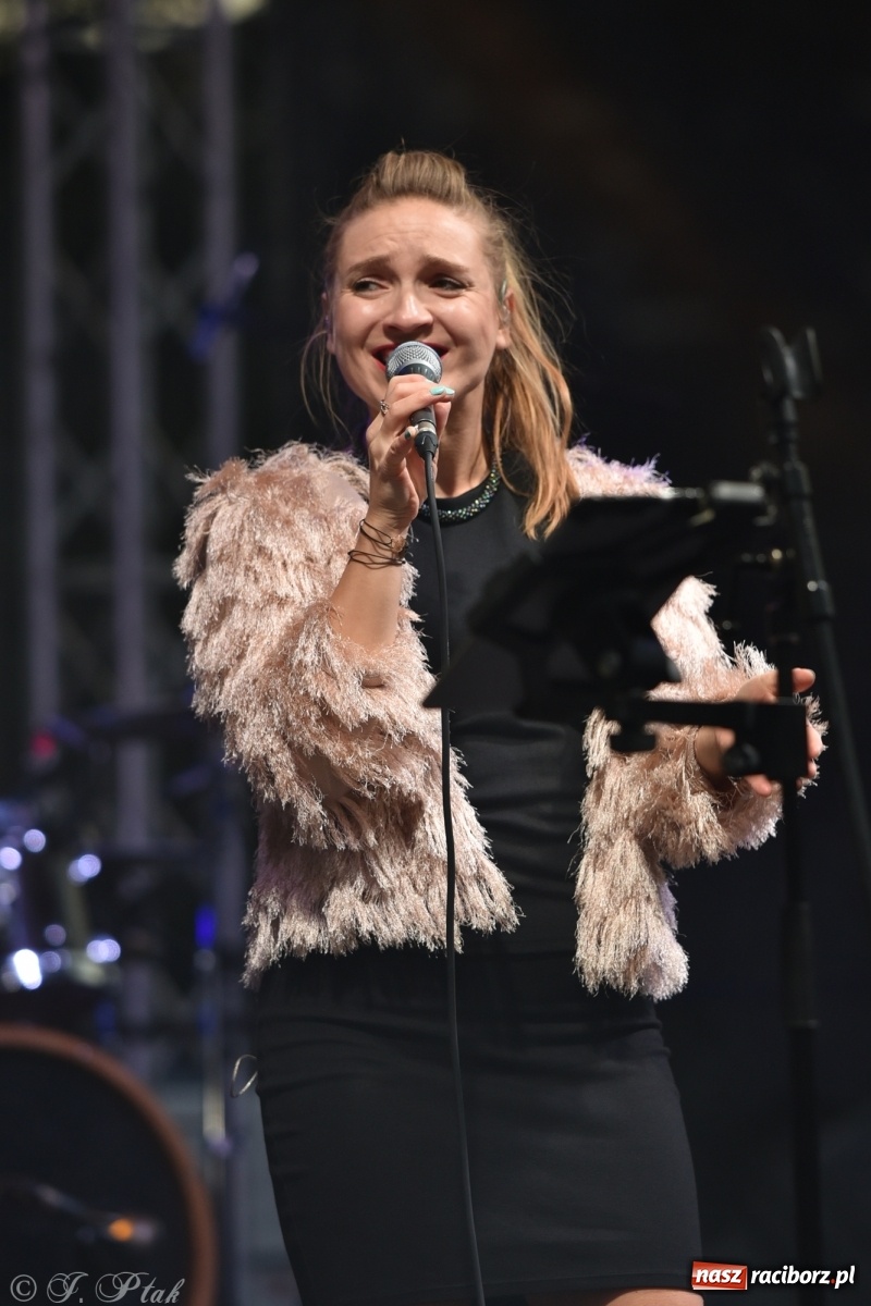 Zdjęcie w galerii na portalu naszraciborz.pl: Jest najlepiej! Znane hity na finał jarmarku wiadomości z regionu