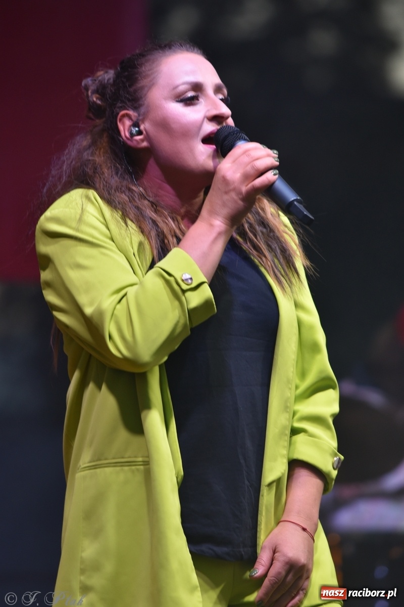 Zdjęcie w galerii na portalu naszraciborz.pl: Jest najlepiej! Znane hity na finał jarmarku wiadomości z regionu
