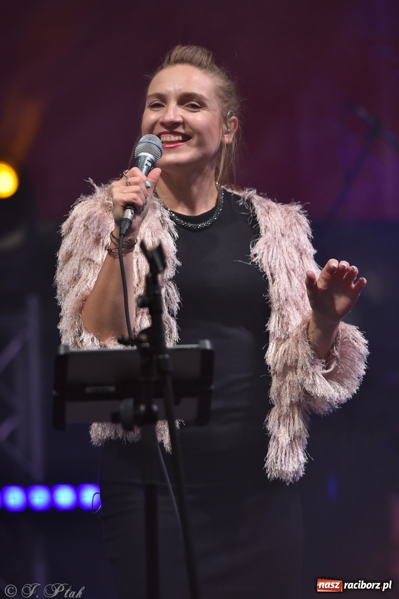 Zdjęcie w galerii na portalu naszraciborz.pl: Jest najlepiej! Znane hity na finał jarmarku wiadomości z regionu