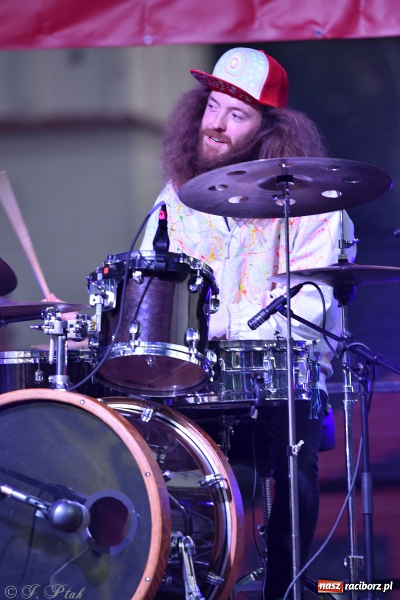 Zdjęcie w galerii na portalu naszraciborz.pl: Jest najlepiej! Znane hity na finał jarmarku wiadomości z regionu