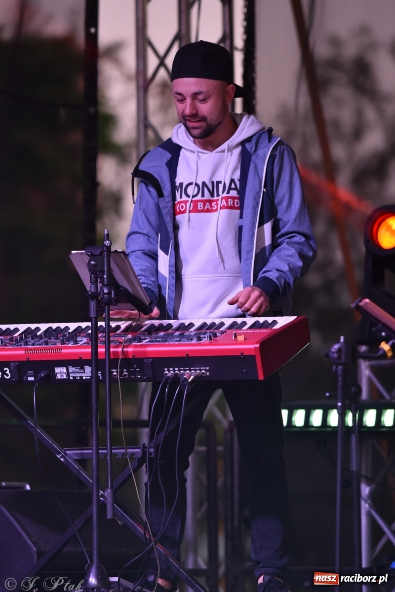 Zdjęcie w galerii na portalu naszraciborz.pl: Jest najlepiej! Znane hity na finał jarmarku wiadomości z regionu