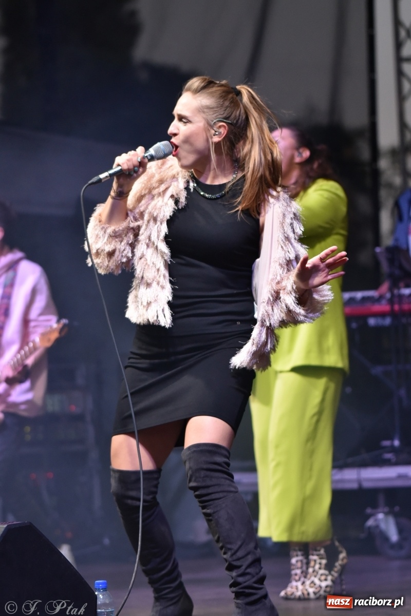 Zdjęcie w galerii na portalu naszraciborz.pl: Jest najlepiej! Znane hity na finał jarmarku wiadomości z regionu