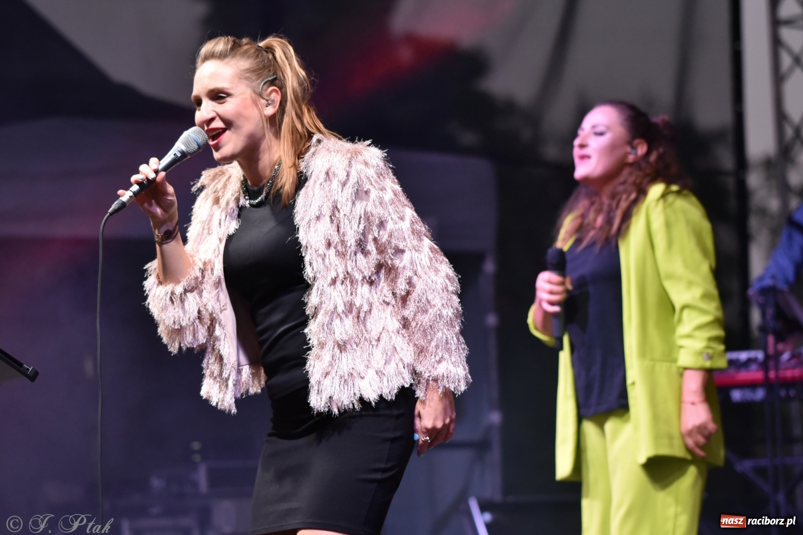 Zdjęcie w galerii na portalu naszraciborz.pl: Jest najlepiej! Znane hity na finał jarmarku wiadomości z regionu