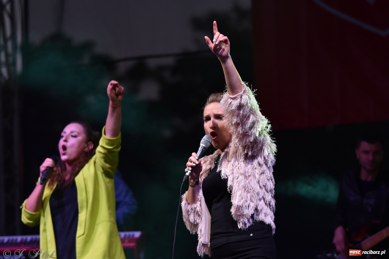 Zdjęcie w galerii na portalu naszraciborz.pl: Jest najlepiej! Znane hity na finał jarmarku wiadomości z regionu