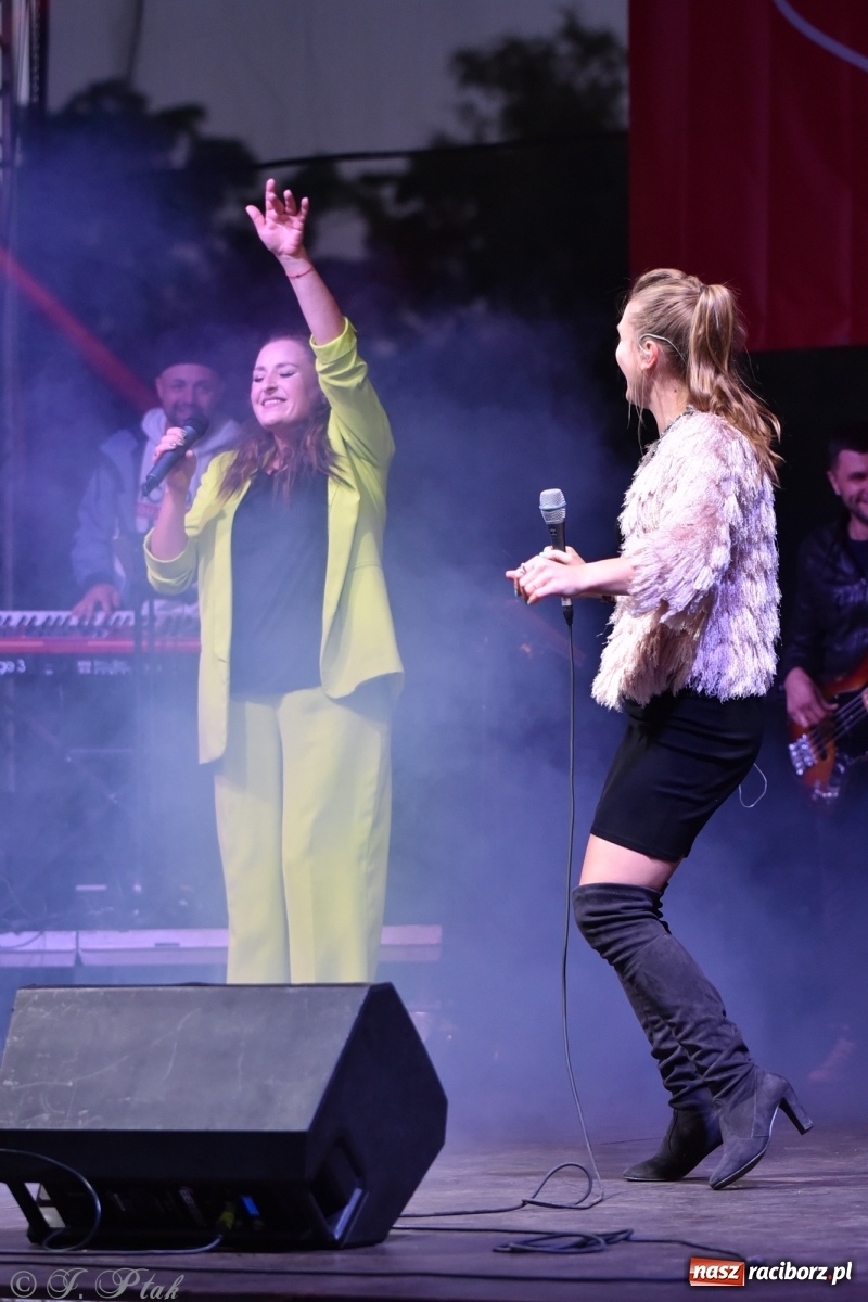 Zdjęcie w galerii na portalu naszraciborz.pl: Jest najlepiej! Znane hity na finał jarmarku wiadomości z regionu