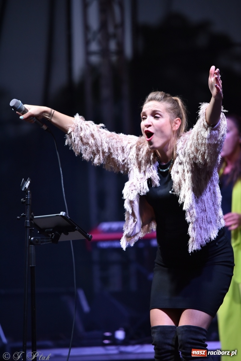 Zdjęcie w galerii na portalu naszraciborz.pl: Jest najlepiej! Znane hity na finał jarmarku wiadomości z regionu