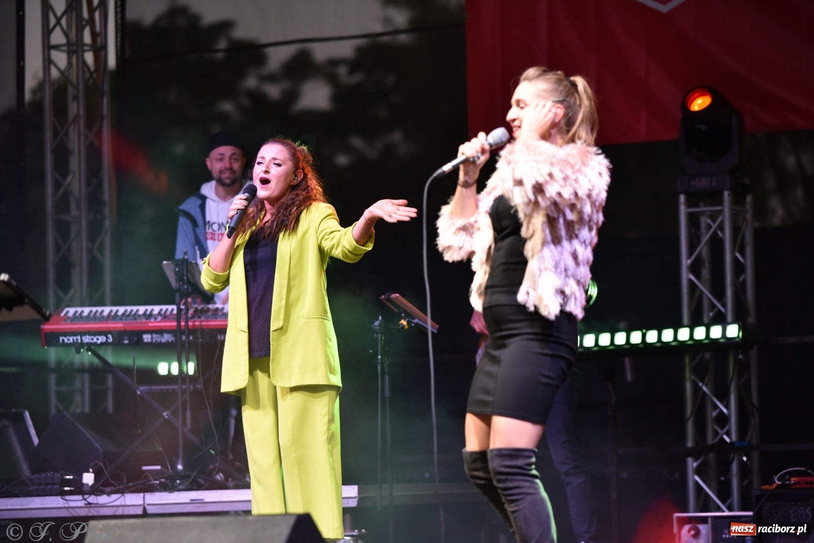 Zdjęcie w galerii na portalu naszraciborz.pl: Jest najlepiej! Znane hity na finał jarmarku wiadomości z regionu