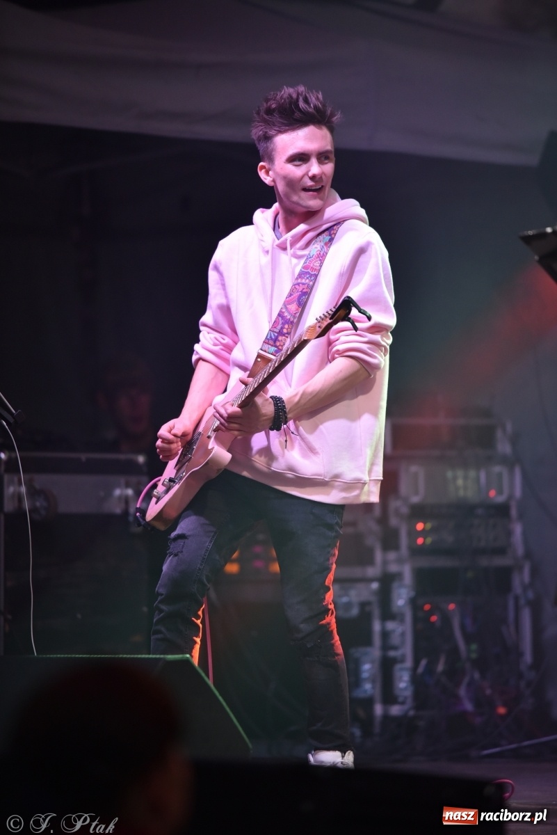 Zdjęcie w galerii na portalu naszraciborz.pl: Jest najlepiej! Znane hity na finał jarmarku wiadomości z regionu