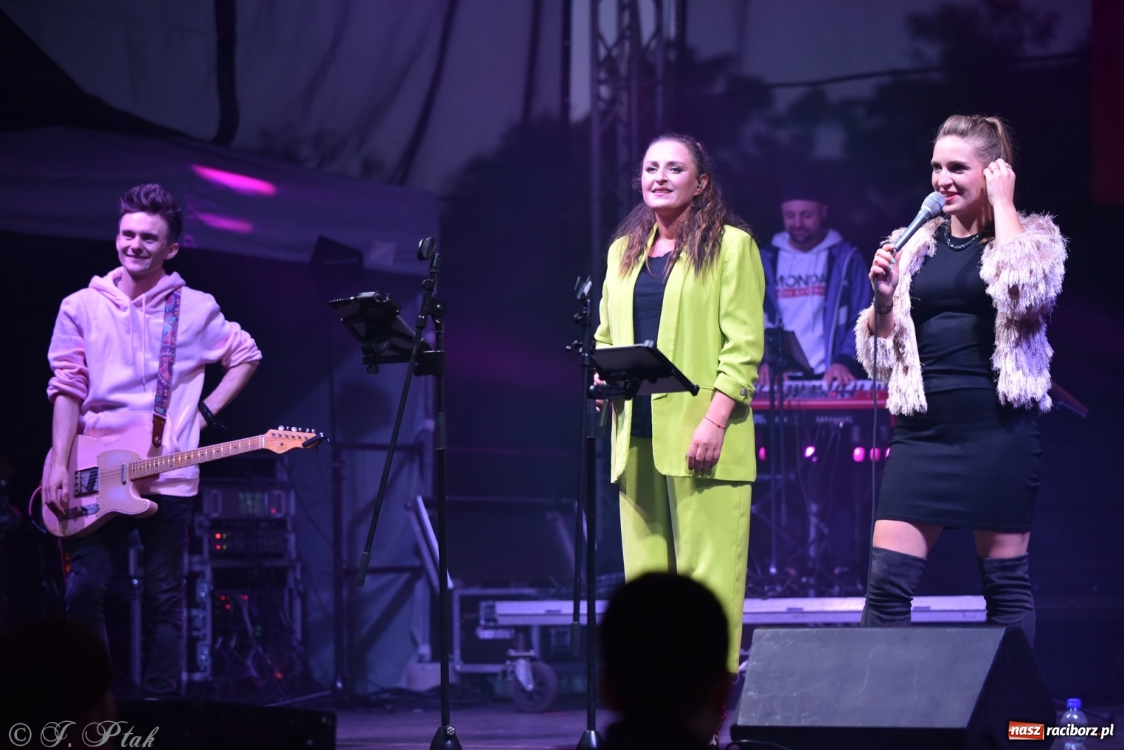 Zdjęcie w galerii na portalu naszraciborz.pl: Jest najlepiej! Znane hity na finał jarmarku wiadomości z regionu
