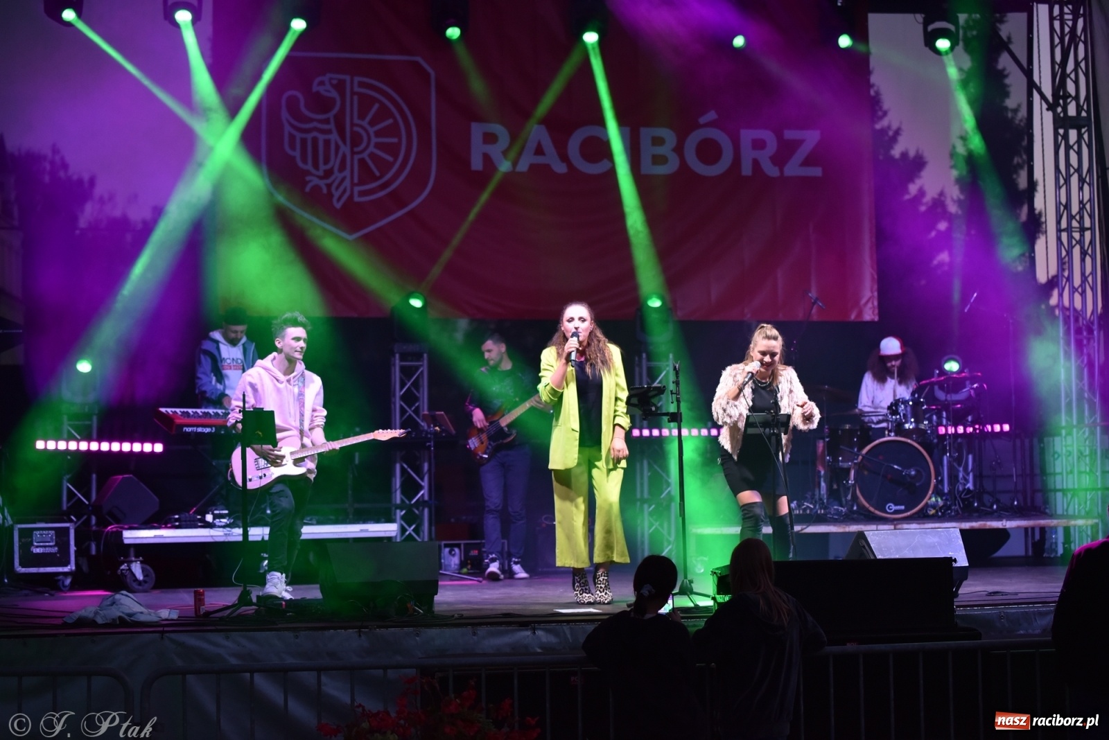 Zdjęcie w galerii na portalu naszraciborz.pl: Jest najlepiej! Znane hity na finał jarmarku wiadomości z regionu