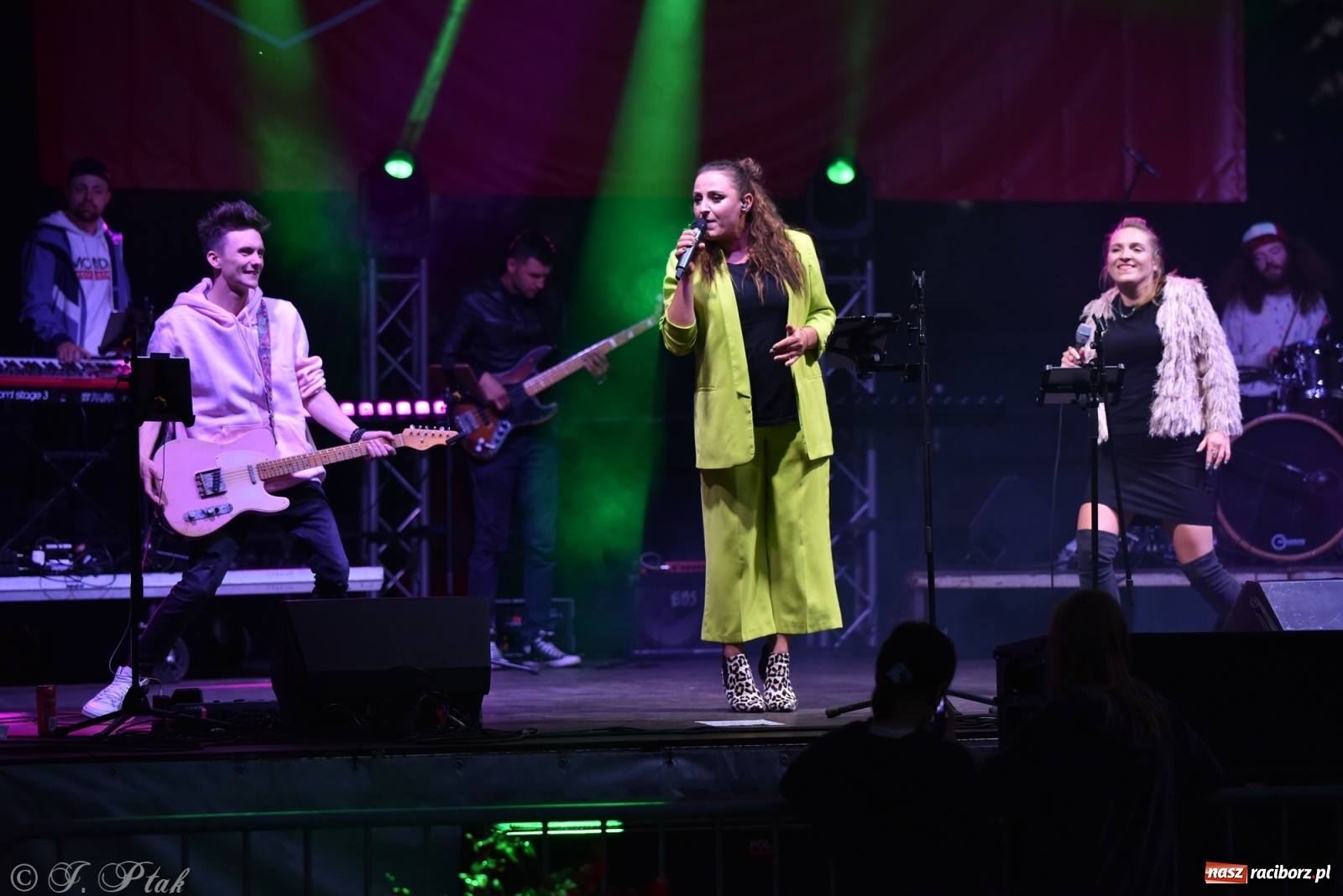 Zdjęcie w galerii na portalu naszraciborz.pl: Jest najlepiej! Znane hity na finał jarmarku wiadomości z regionu