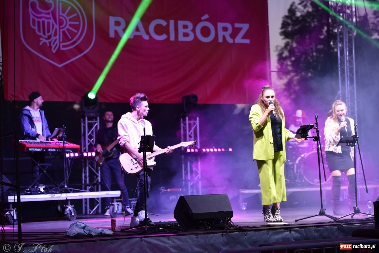 Zdjęcie w galerii na portalu naszraciborz.pl: Jest najlepiej! Znane hity na finał jarmarku wiadomości z regionu