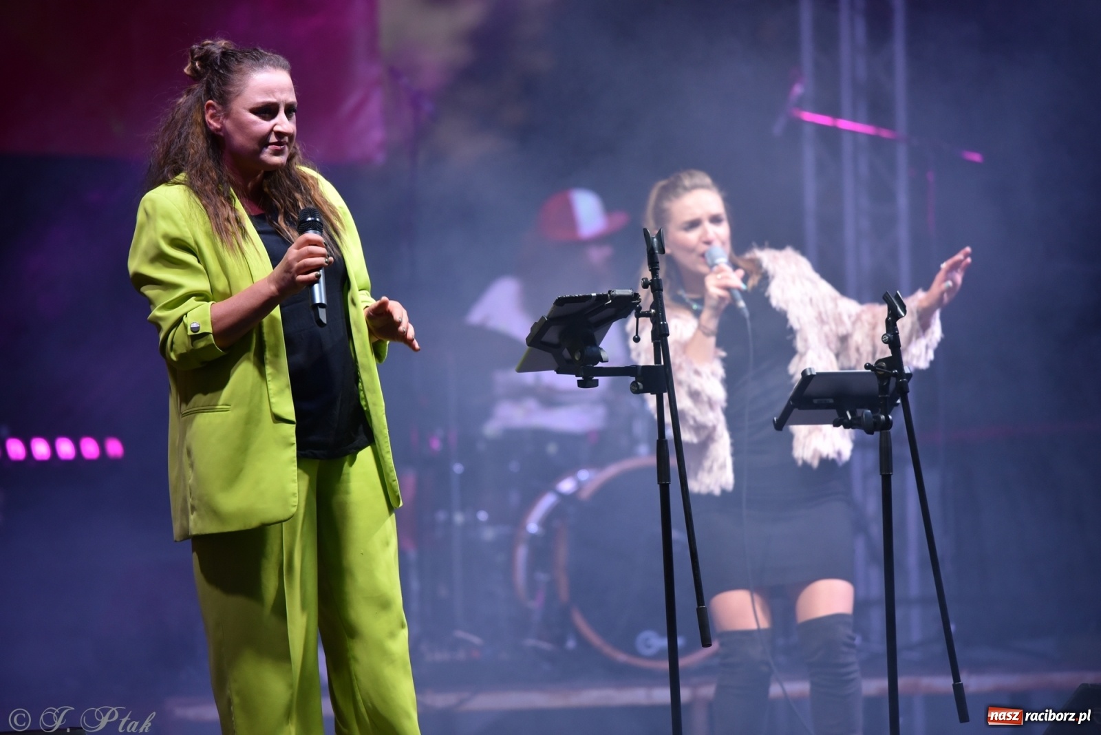 Zdjęcie w galerii na portalu naszraciborz.pl: Jest najlepiej! Znane hity na finał jarmarku wiadomości z regionu