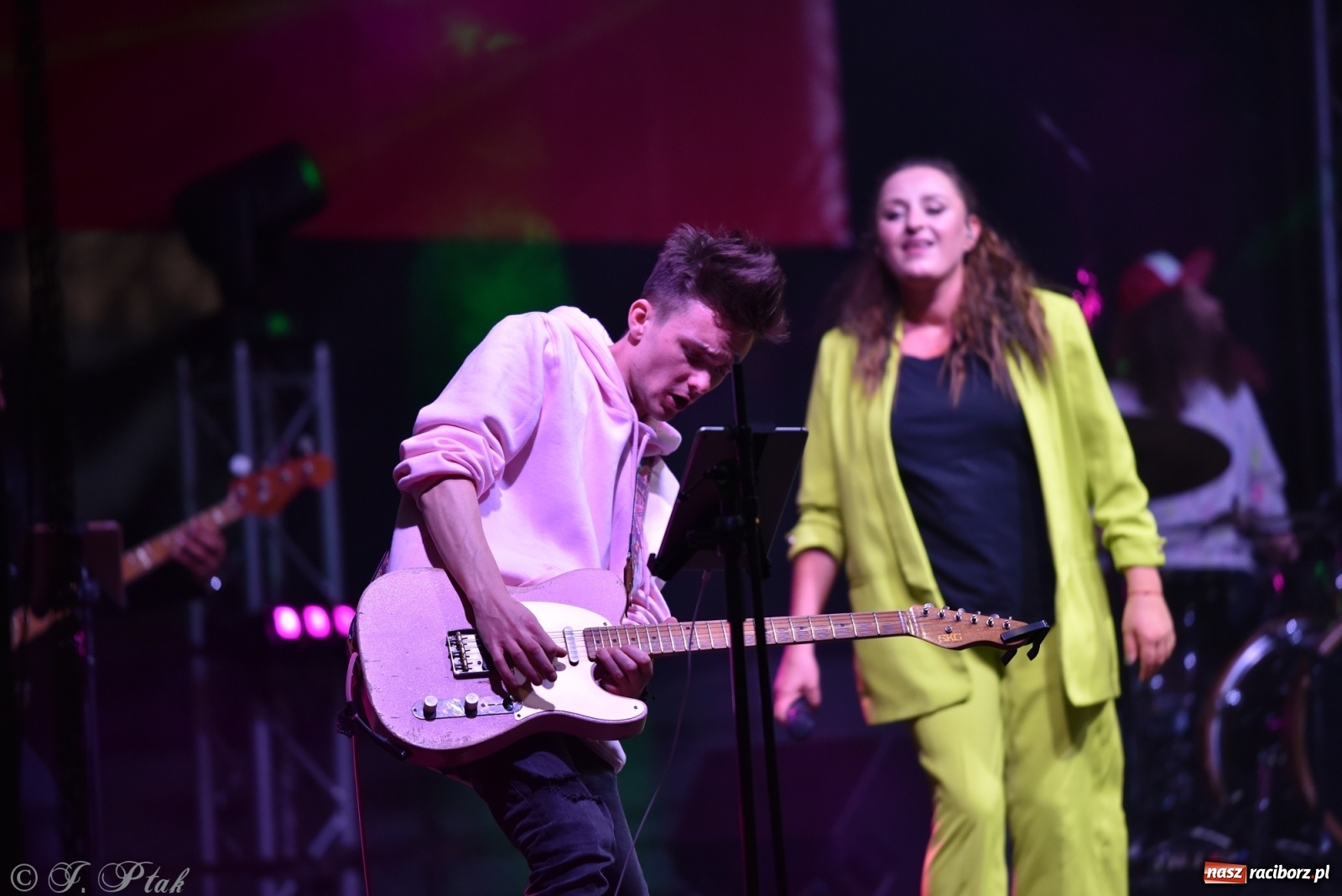 Zdjęcie w galerii na portalu naszraciborz.pl: Jest najlepiej! Znane hity na finał jarmarku wiadomości z regionu