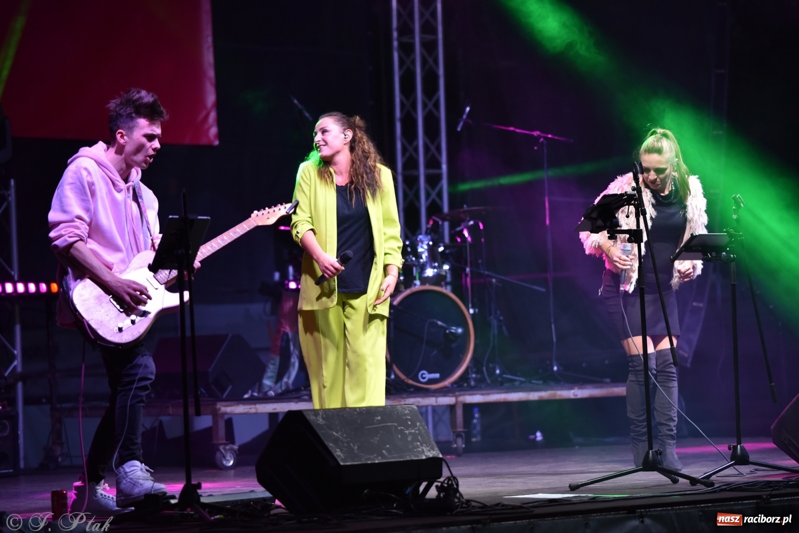 Zdjęcie w galerii na portalu naszraciborz.pl: Jest najlepiej! Znane hity na finał jarmarku wiadomości z regionu