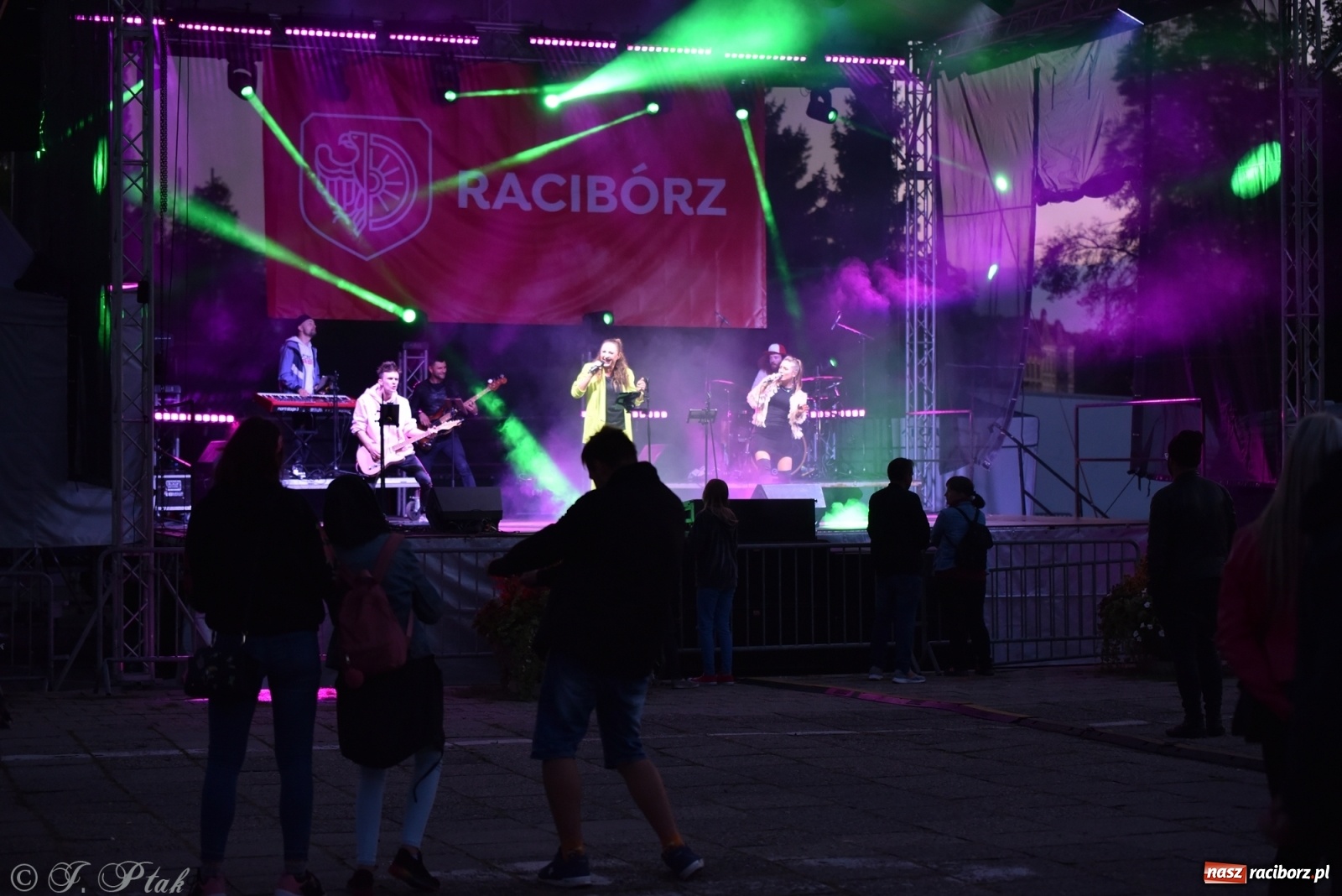 Zdjęcie w galerii na portalu naszraciborz.pl: Jest najlepiej! Znane hity na finał jarmarku wiadomości z regionu