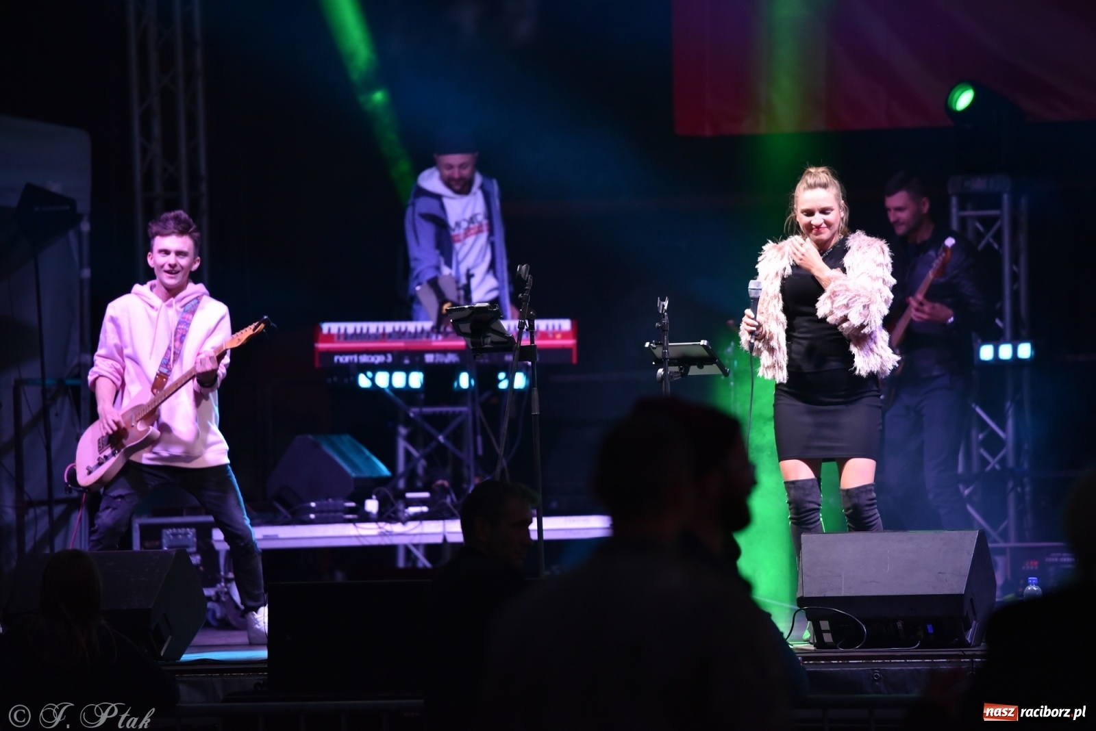 Zdjęcie w galerii na portalu naszraciborz.pl: Jest najlepiej! Znane hity na finał jarmarku wiadomości z regionu