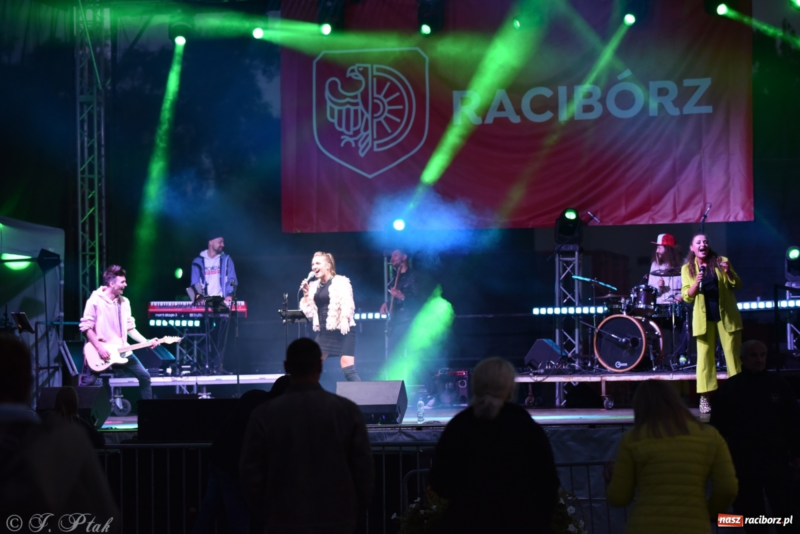 Zdjęcie w galerii na portalu naszraciborz.pl: Jest najlepiej! Znane hity na finał jarmarku wiadomości z regionu