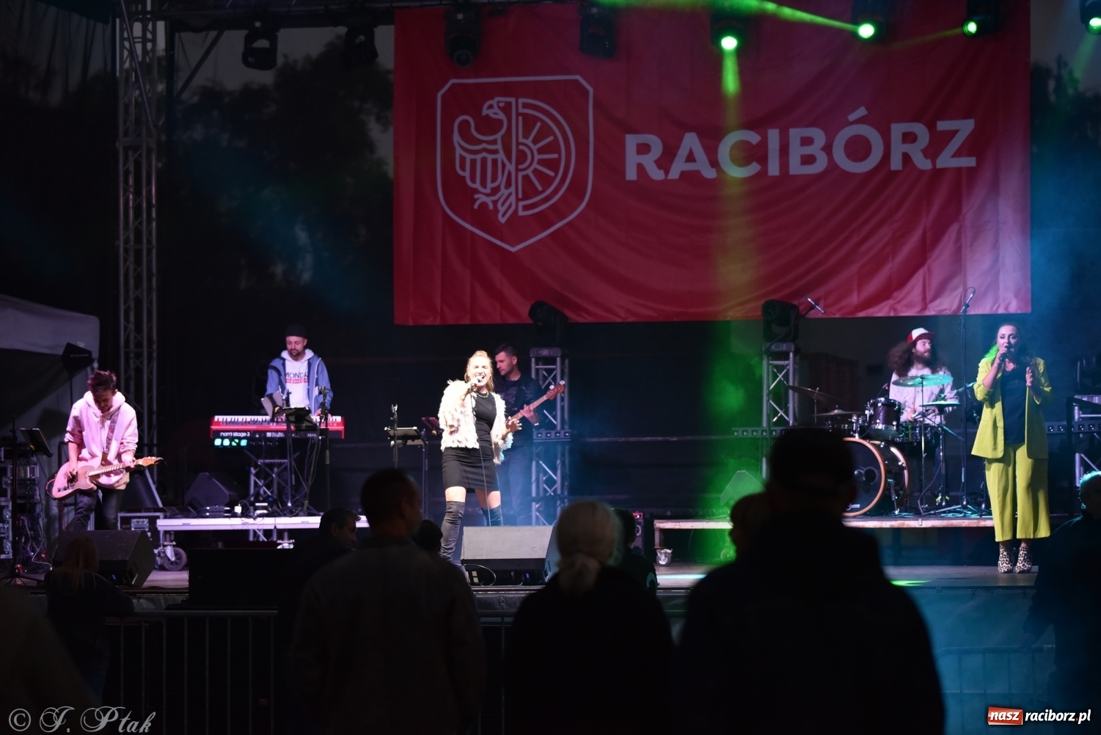 Zdjęcie w galerii na portalu naszraciborz.pl: Jest najlepiej! Znane hity na finał jarmarku wiadomości z regionu