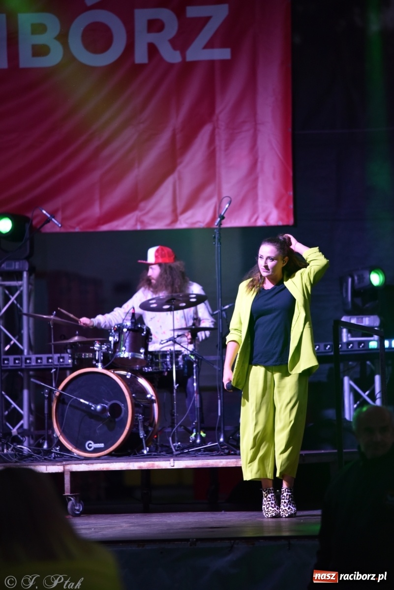 Zdjęcie w galerii na portalu naszraciborz.pl: Jest najlepiej! Znane hity na finał jarmarku wiadomości z regionu