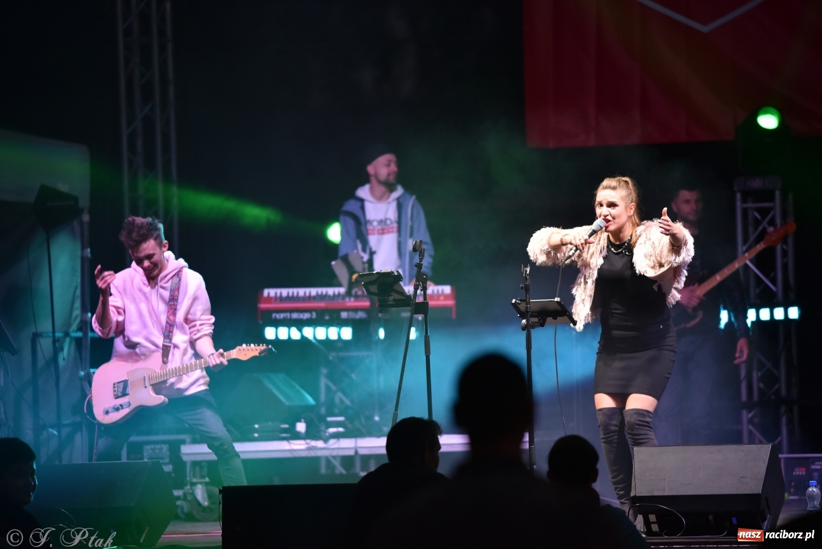 Zdjęcie w galerii na portalu naszraciborz.pl: Jest najlepiej! Znane hity na finał jarmarku wiadomości z regionu