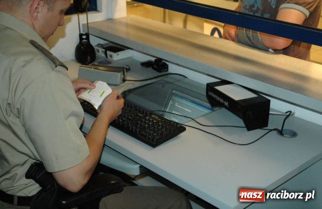 Zdjęcie w galerii na portalu naszraciborz.pl: Zatrzymane nielegalne papierosy i alkohol wiadomości z regionu