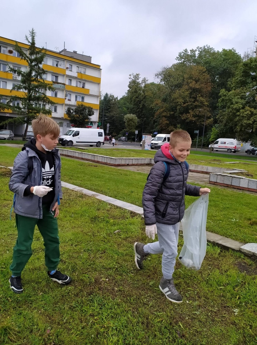 Zdjęcie w galerii na portalu naszraciborz.pl: Myślę, więc nie śmiecę. Uczniowie Trzynastki sprzątali centrum Raciborza [FOTO] wiadomości z regionu