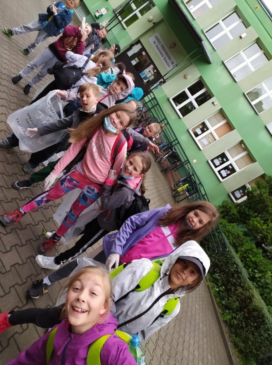 Zdjęcie w galerii na portalu naszraciborz.pl: Myślę, więc nie śmiecę. Uczniowie Trzynastki sprzątali centrum Raciborza [FOTO] wiadomości z regionu