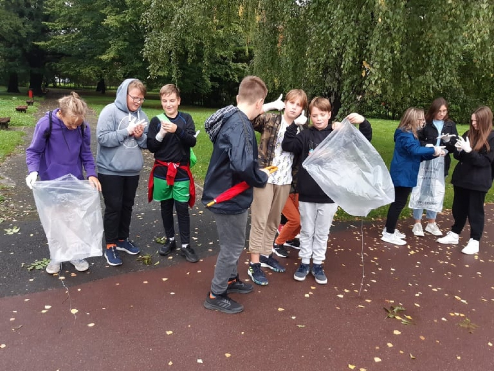 Zdjęcie w galerii na portalu naszraciborz.pl: Myślę, więc nie śmiecę. Uczniowie Trzynastki sprzątali centrum Raciborza [FOTO] wiadomości z regionu