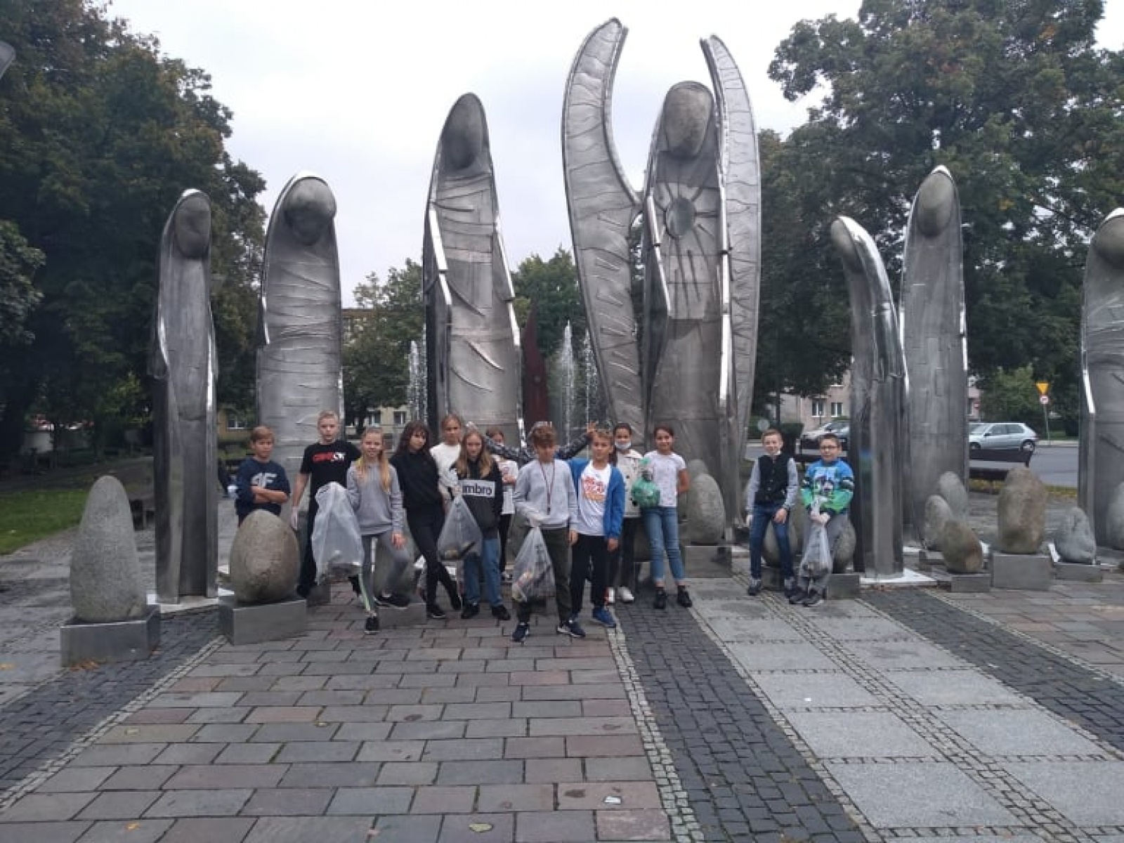 Zdjęcie w galerii na portalu naszraciborz.pl: Myślę, więc nie śmiecę. Uczniowie Trzynastki sprzątali centrum Raciborza [FOTO] wiadomości z regionu