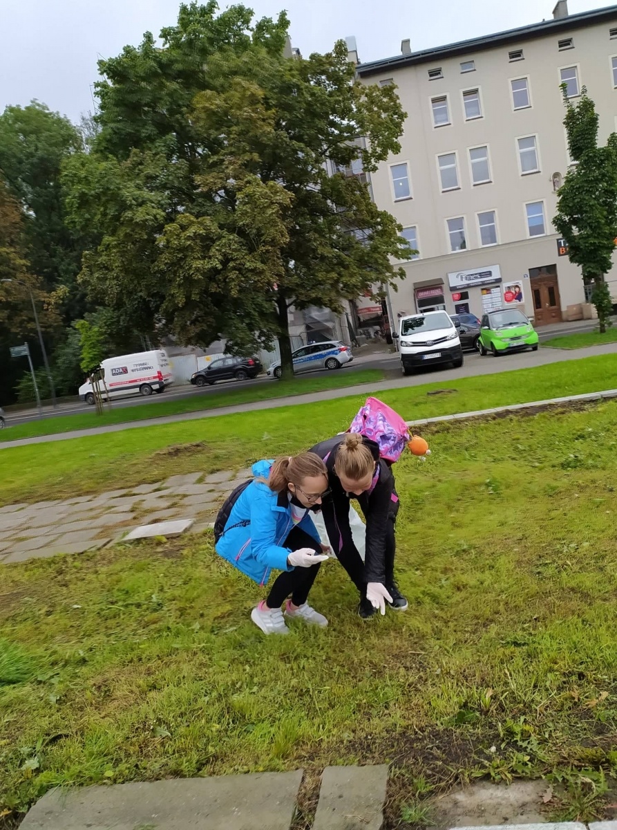 Zdjęcie w galerii na portalu naszraciborz.pl: Myślę, więc nie śmiecę. Uczniowie Trzynastki sprzątali centrum Raciborza [FOTO] wiadomości z regionu
