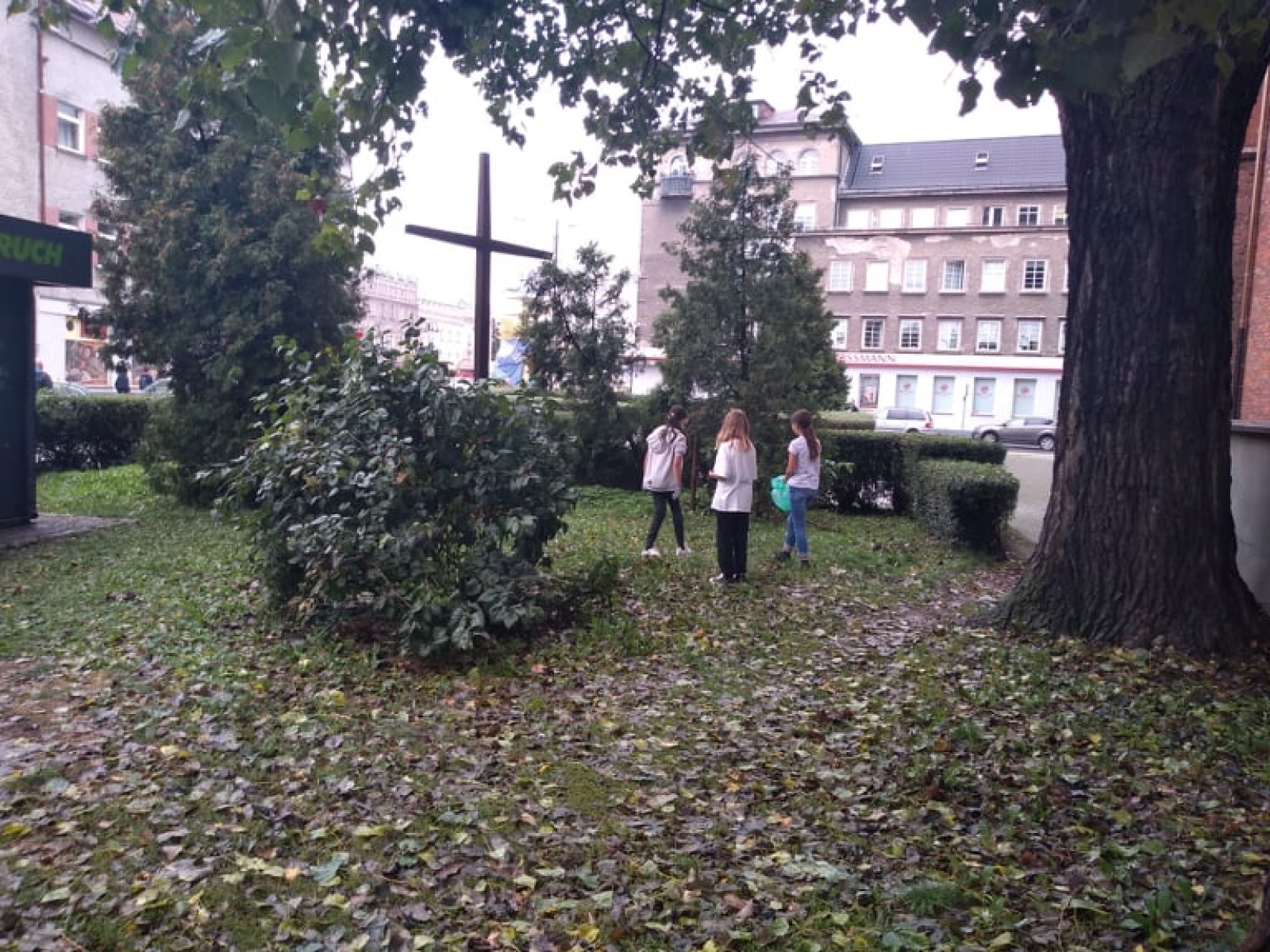 Zdjęcie w galerii na portalu naszraciborz.pl: Myślę, więc nie śmiecę. Uczniowie Trzynastki sprzątali centrum Raciborza [FOTO] wiadomości z regionu