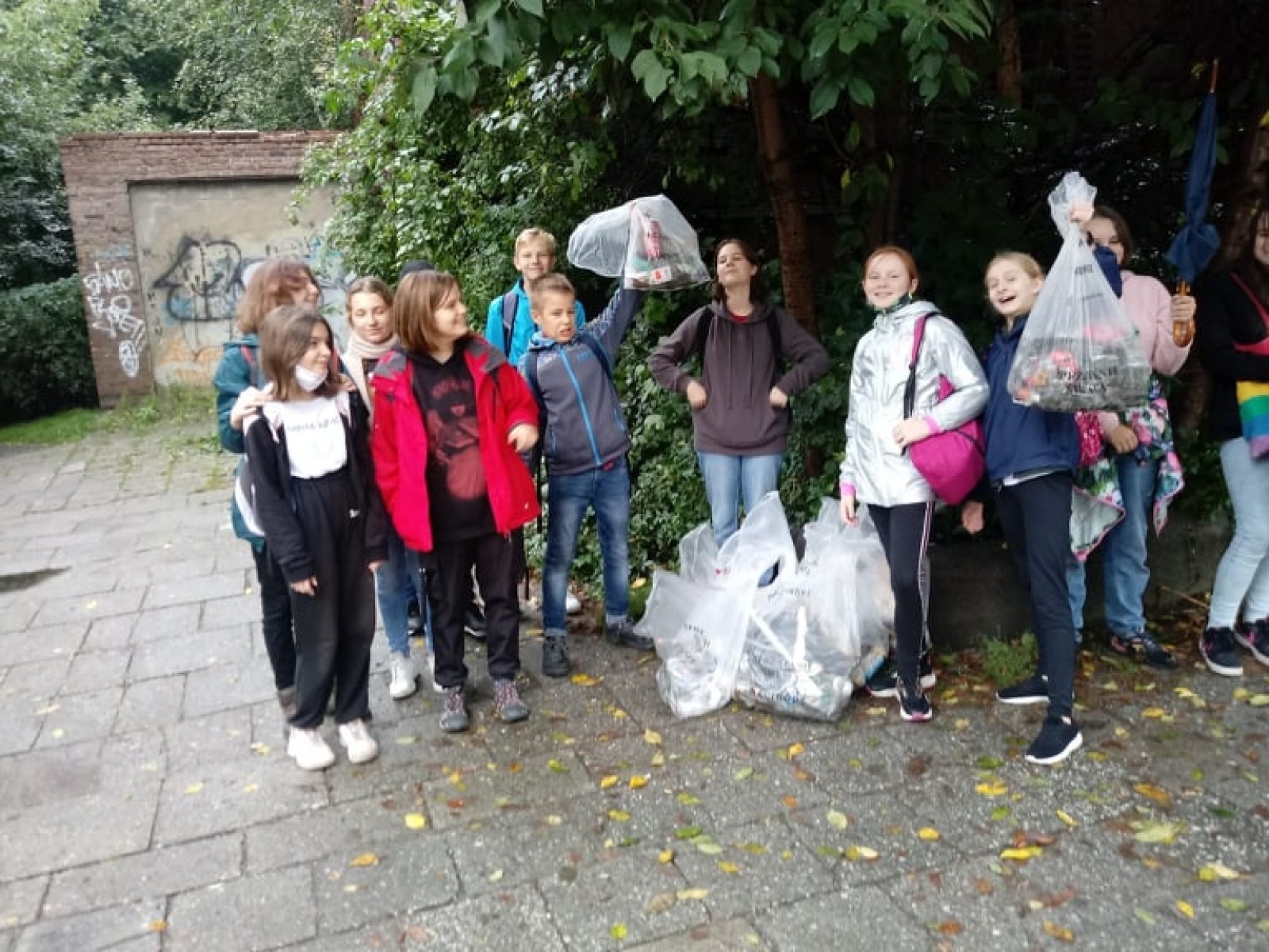Zdjęcie w galerii na portalu naszraciborz.pl: Myślę, więc nie śmiecę. Uczniowie Trzynastki sprzątali centrum Raciborza [FOTO] wiadomości z regionu