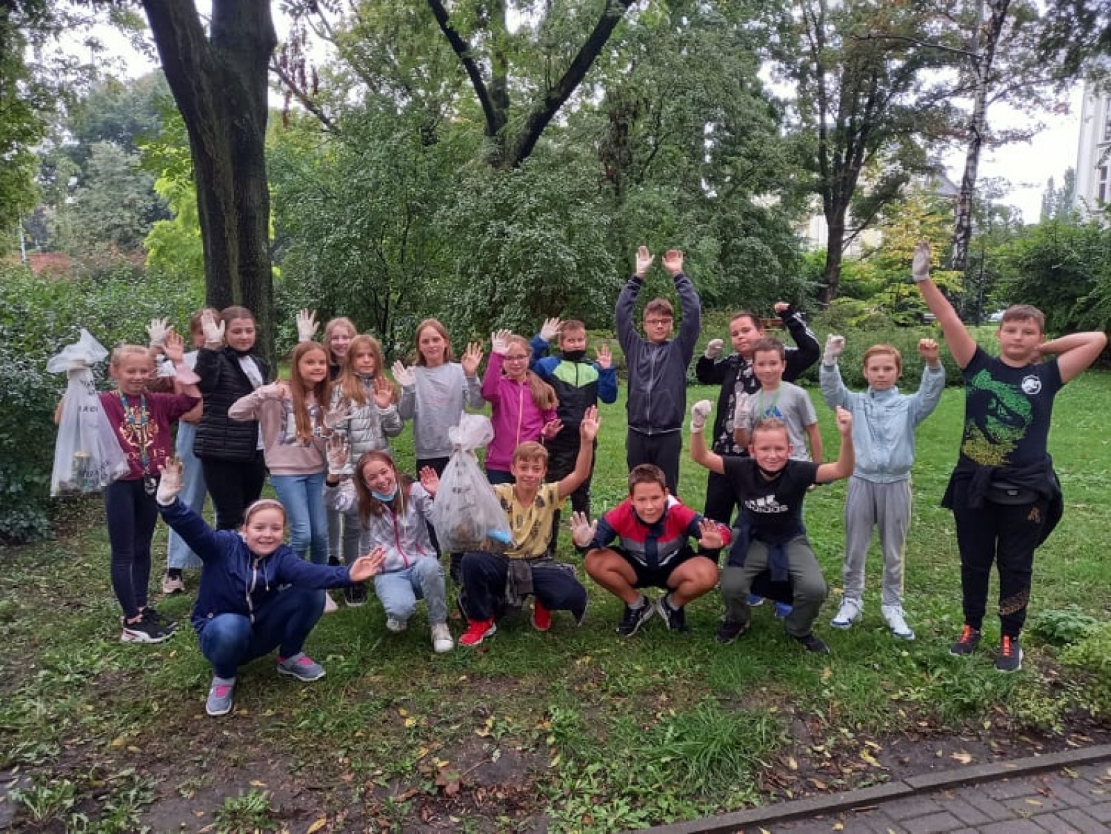 Zdjęcie w galerii na portalu naszraciborz.pl: Myślę, więc nie śmiecę. Uczniowie Trzynastki sprzątali centrum Raciborza [FOTO] wiadomości z regionu