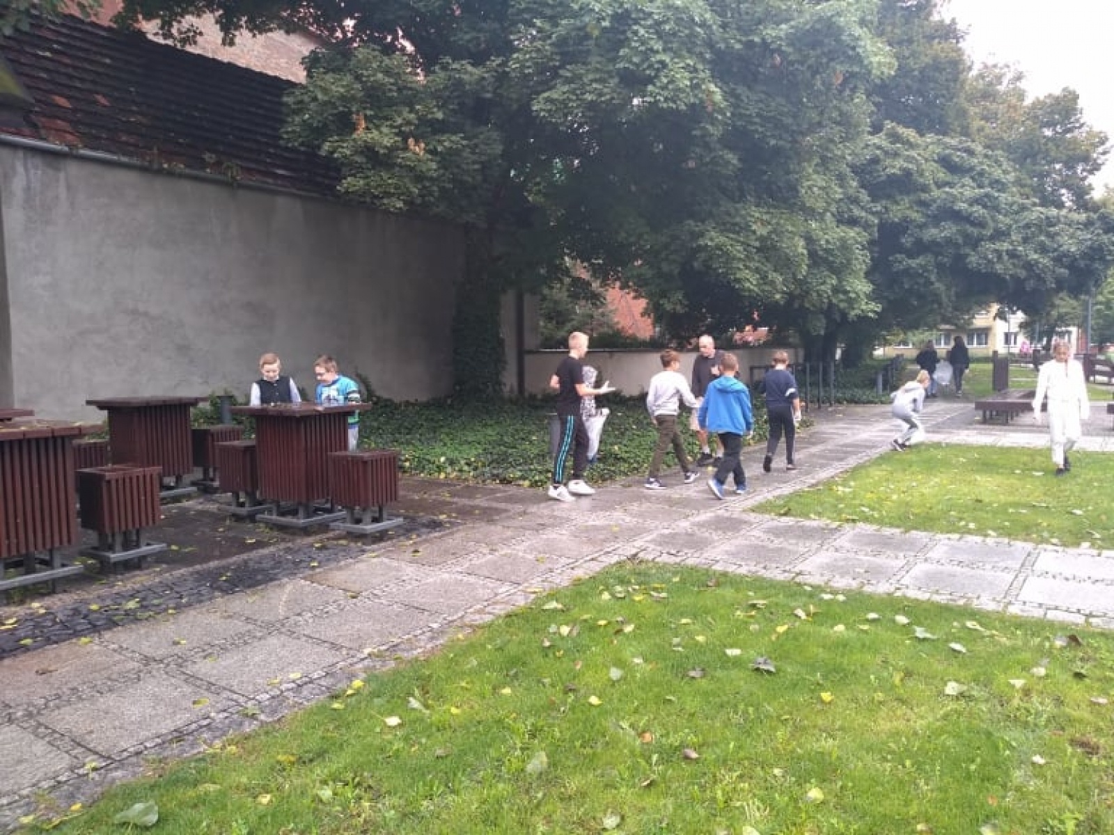 Zdjęcie w galerii na portalu naszraciborz.pl: Myślę, więc nie śmiecę. Uczniowie Trzynastki sprzątali centrum Raciborza [FOTO] wiadomości z regionu