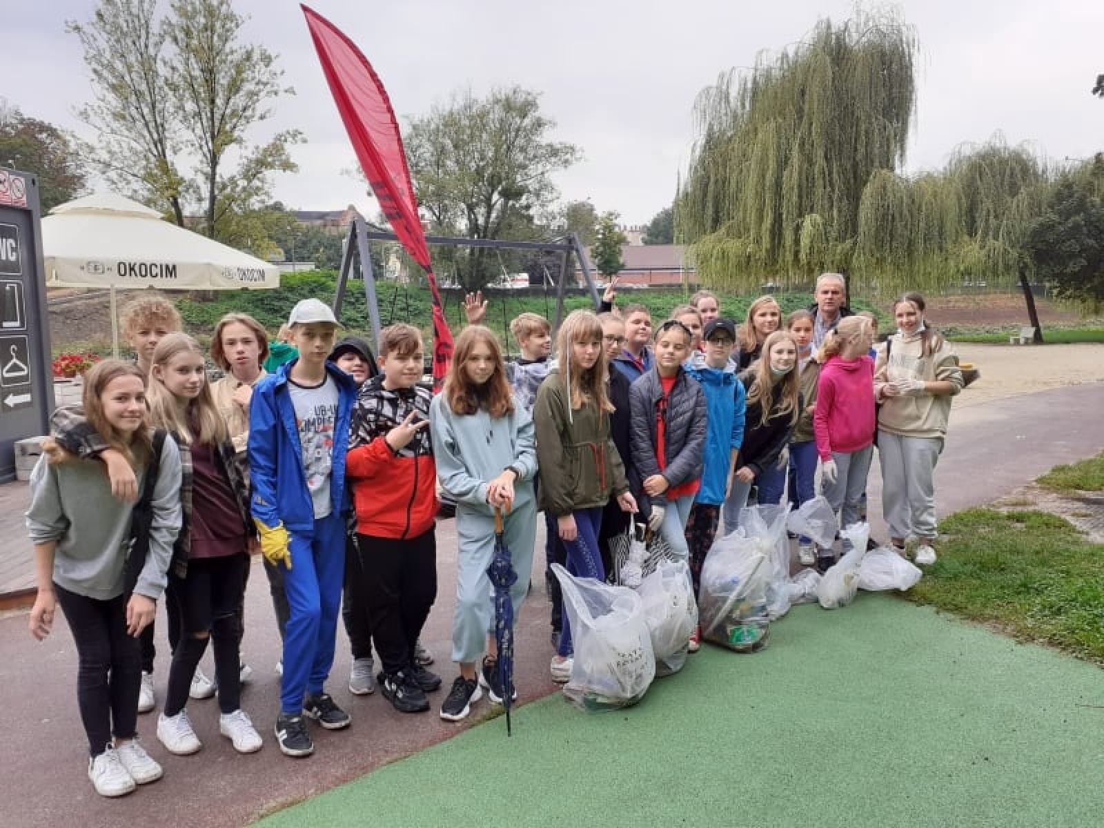 Zdjęcie w galerii na portalu naszraciborz.pl: Myślę, więc nie śmiecę. Uczniowie Trzynastki sprzątali centrum Raciborza [FOTO] wiadomości z regionu