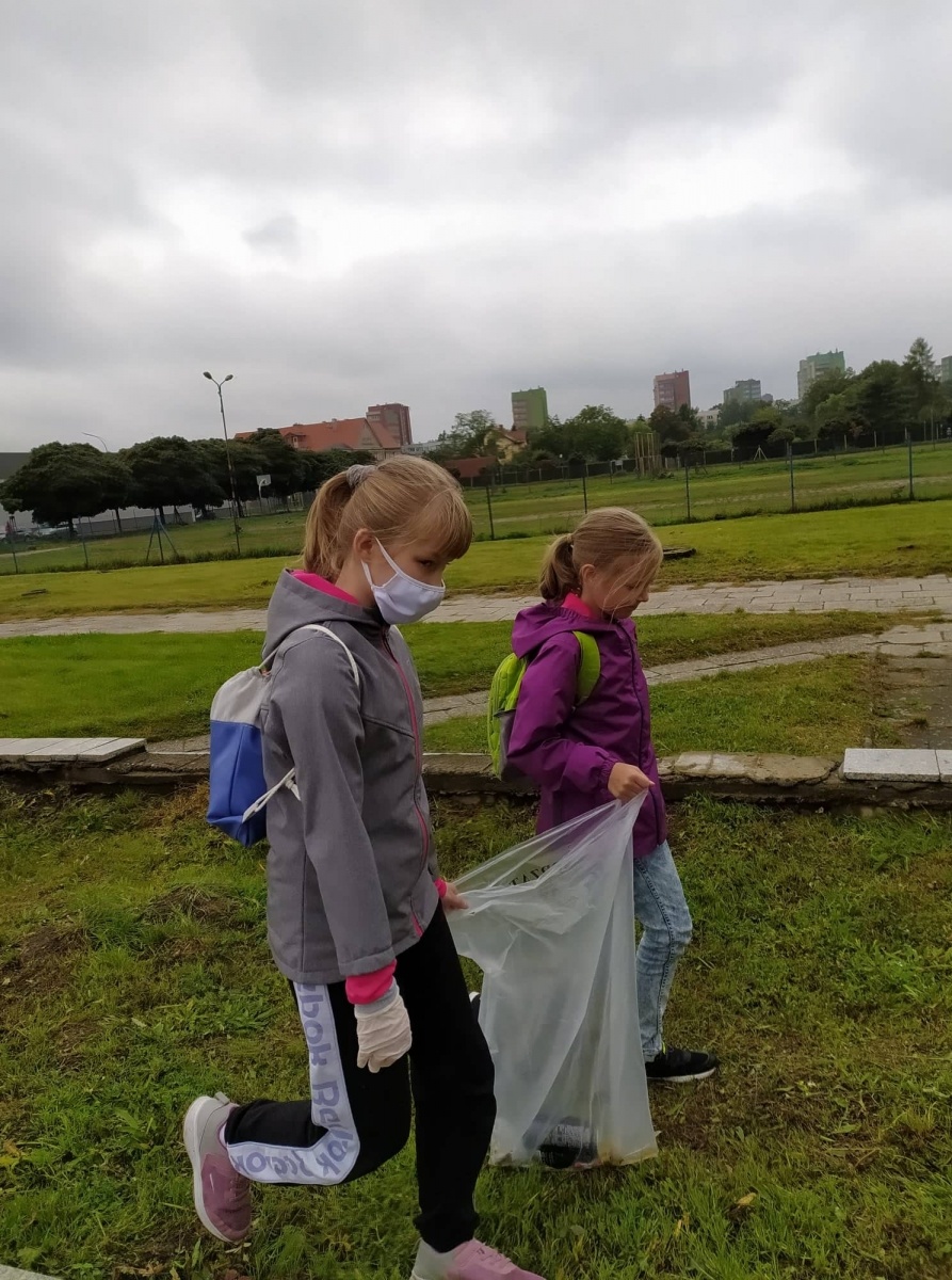 Zdjęcie w galerii na portalu naszraciborz.pl: Myślę, więc nie śmiecę. Uczniowie Trzynastki sprzątali centrum Raciborza [FOTO] wiadomości z regionu