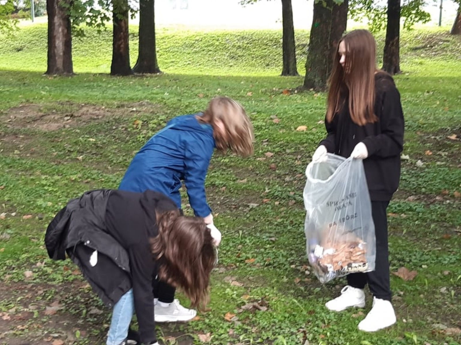 Zdjęcie w galerii na portalu naszraciborz.pl: Myślę, więc nie śmiecę. Uczniowie Trzynastki sprzątali centrum Raciborza [FOTO] wiadomości z regionu