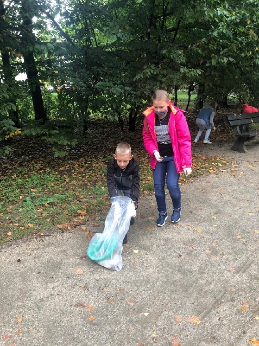 Zdjęcie w galerii na portalu naszraciborz.pl: Myślę, więc nie śmiecę. Uczniowie Trzynastki sprzątali centrum Raciborza [FOTO] wiadomości z regionu