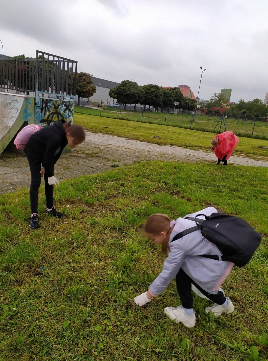 Zdjęcie w galerii na portalu naszraciborz.pl: Myślę, więc nie śmiecę. Uczniowie Trzynastki sprzątali centrum Raciborza [FOTO] wiadomości z regionu
