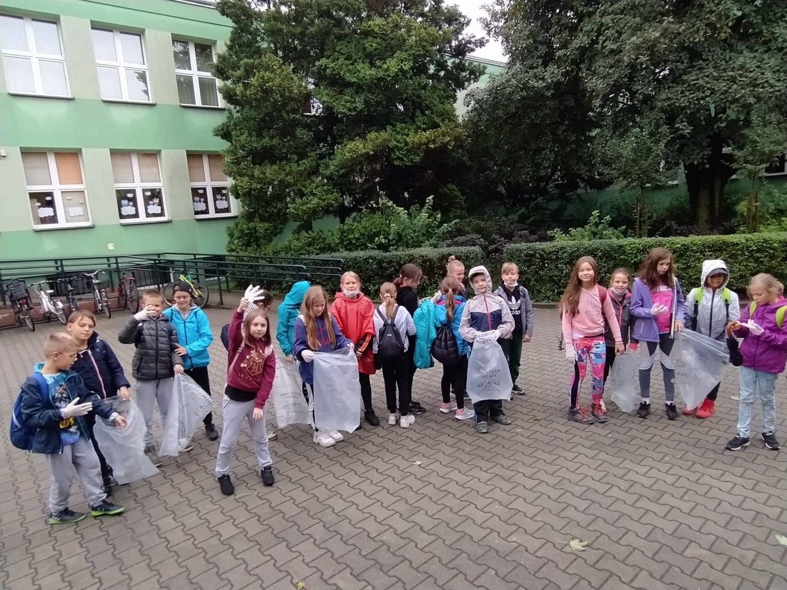 Zdjęcie w galerii na portalu naszraciborz.pl: Myślę, więc nie śmiecę. Uczniowie Trzynastki sprzątali centrum Raciborza [FOTO] wiadomości z regionu