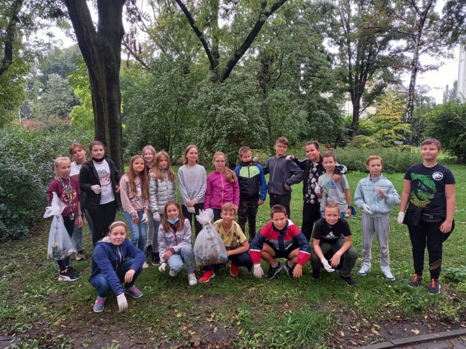 Zdjęcie w galerii na portalu naszraciborz.pl: Myślę, więc nie śmiecę. Uczniowie Trzynastki sprzątali centrum Raciborza [FOTO] wiadomości z regionu