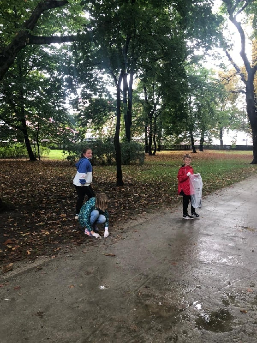 Zdjęcie w galerii na portalu naszraciborz.pl: Myślę, więc nie śmiecę. Uczniowie Trzynastki sprzątali centrum Raciborza [FOTO] wiadomości z regionu
