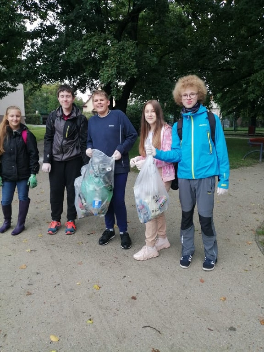 Zdjęcie w galerii na portalu naszraciborz.pl: Myślę, więc nie śmiecę. Uczniowie Trzynastki sprzątali centrum Raciborza [FOTO] wiadomości z regionu