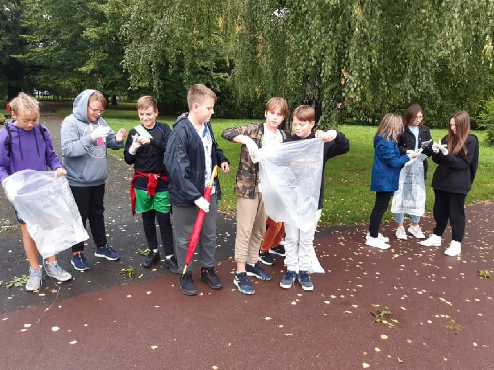 Zdjęcie w galerii na portalu naszraciborz.pl: Myślę, więc nie śmiecę. Uczniowie Trzynastki sprzątali centrum Raciborza [FOTO] wiadomości z regionu