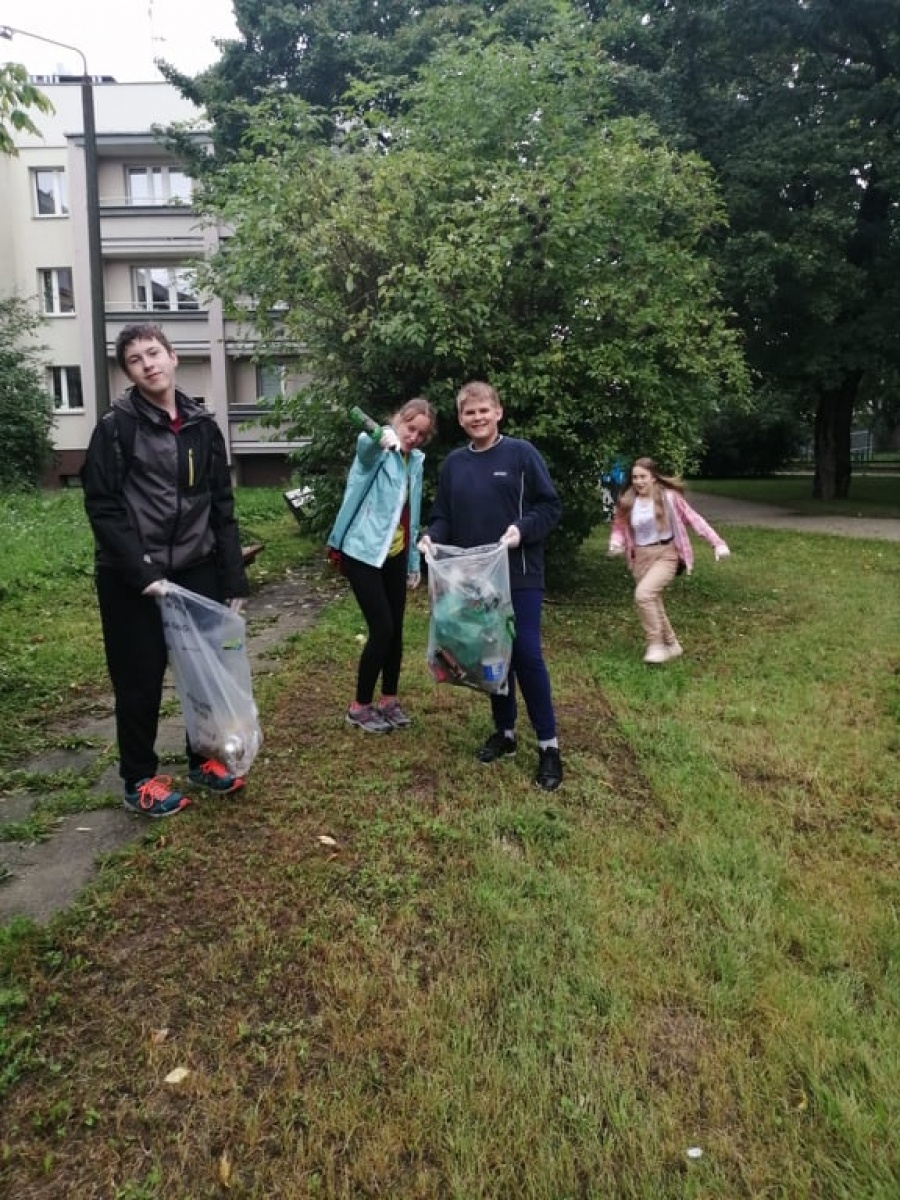 Zdjęcie w galerii na portalu naszraciborz.pl: Myślę, więc nie śmiecę. Uczniowie Trzynastki sprzątali centrum Raciborza [FOTO] wiadomości z regionu