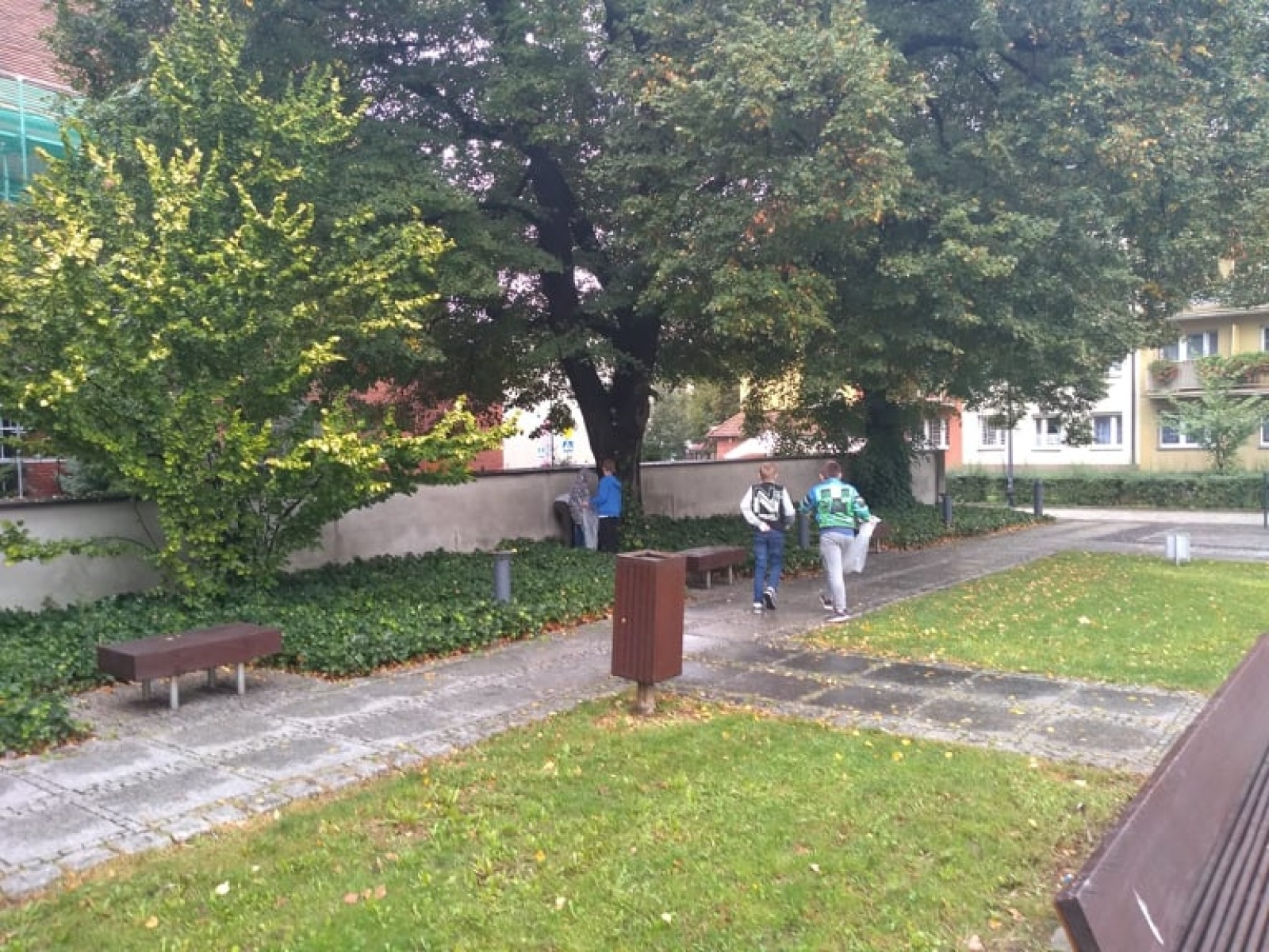 Zdjęcie w galerii na portalu naszraciborz.pl: Myślę, więc nie śmiecę. Uczniowie Trzynastki sprzątali centrum Raciborza [FOTO] wiadomości z regionu