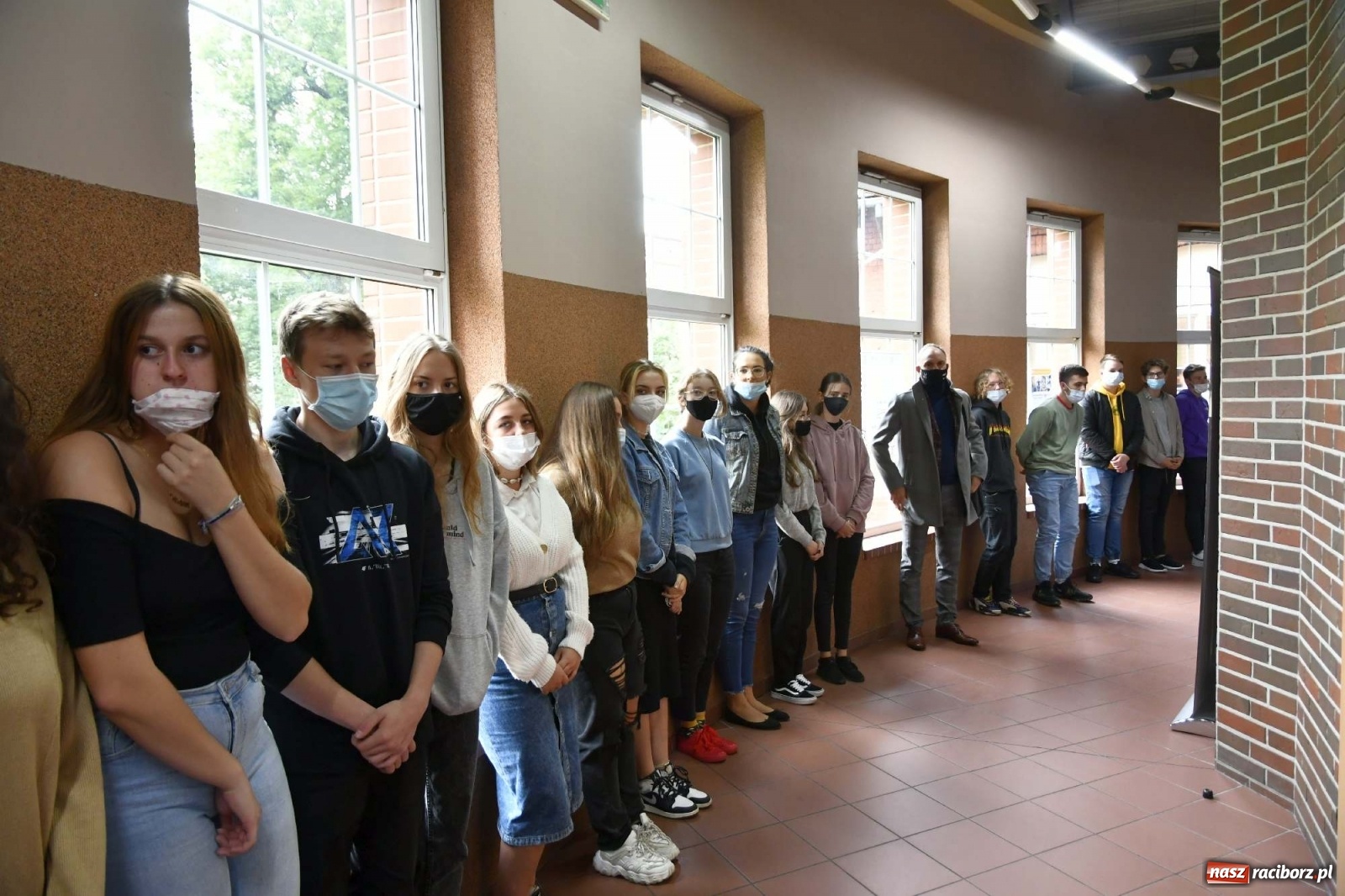 Zdjęcie w galerii na portalu naszraciborz.pl: Zbrodnie na Polakach. Wystawa IPN dostępna w I LO [FOTO i WIDEO] wiadomości z regionu