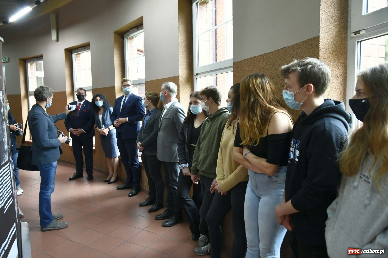 Zdjęcie w galerii na portalu naszraciborz.pl: Zbrodnie na Polakach. Wystawa IPN dostępna w I LO [FOTO i WIDEO] wiadomości z regionu